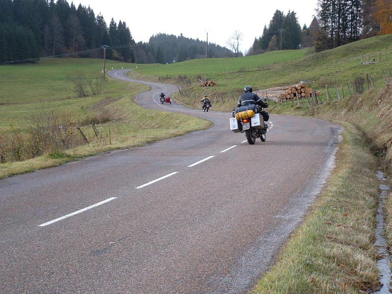 Kleine Strasse im Jura